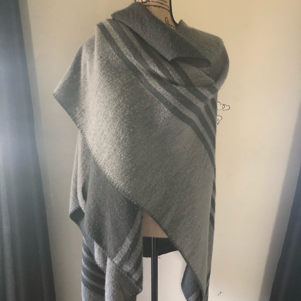 Two tone grey wrap. One size. BB Dakota - Picture 3 of 4